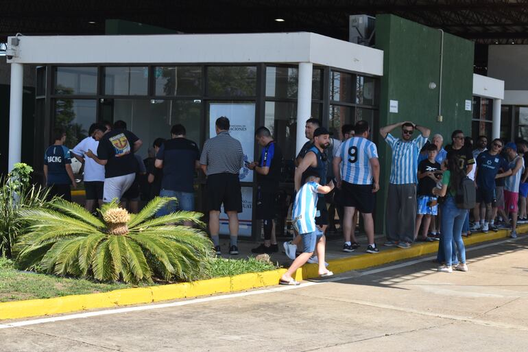 Paso fronterizo Ayolas-Ituzaingó: en el primer día cruzaron 1.043 personas