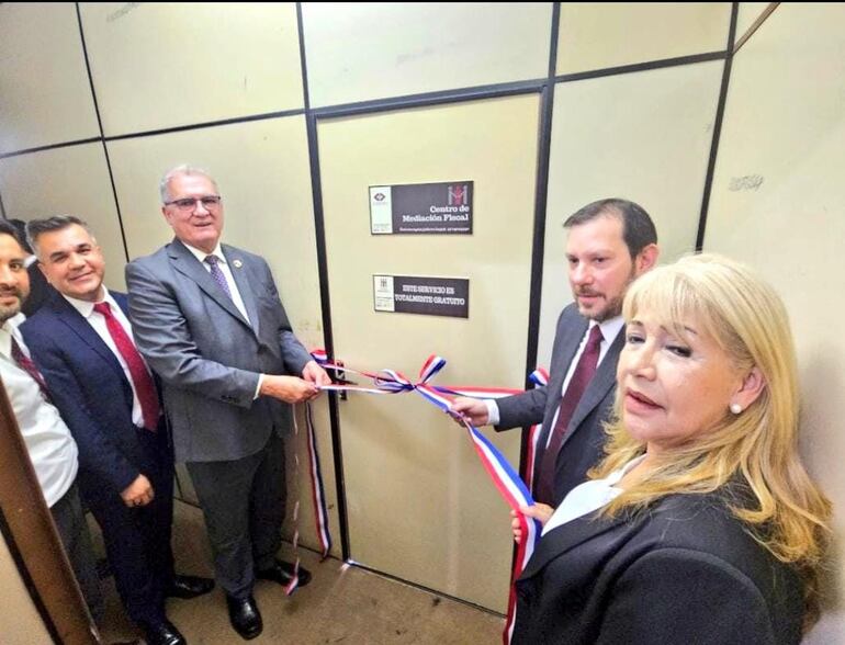 El fiscal general del Estado Emiliano Rolón Fernández, el fiscal adjunto Roberto Carlos Zacarias, la abogada Marta Rivas, entre otros, en la inauguración del Centro de Mediación Fiscal de Caacupé.