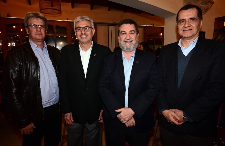 Friedbert Dück, Jorge Solis, Félix Sánchez y Jorge Woitschach.