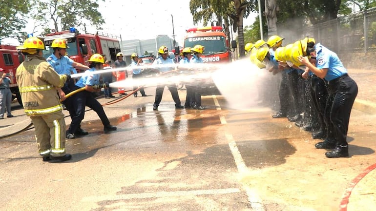 El tradicional bautismo de los nuevos bomberos que se suman al cuartel de Carapeguá.