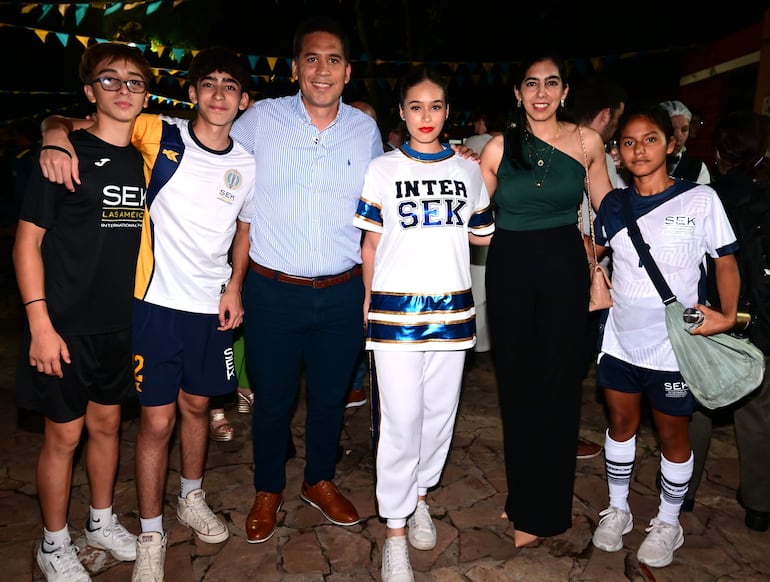 Diego Rey, Agustín Maldonado, Rodrigo Maldonado, Luana Maldonado, Paola Benítez y Doménica Farias.