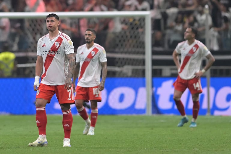 El paraguayo Adam Bareiro, jugador de River Plate, lamenta un gol del Atlético Mineiro en el partido de ida de las semifinales de la Copa Libertadores 2024 en el estadio Arena MRV, en Belo Horizonte, Brasil.