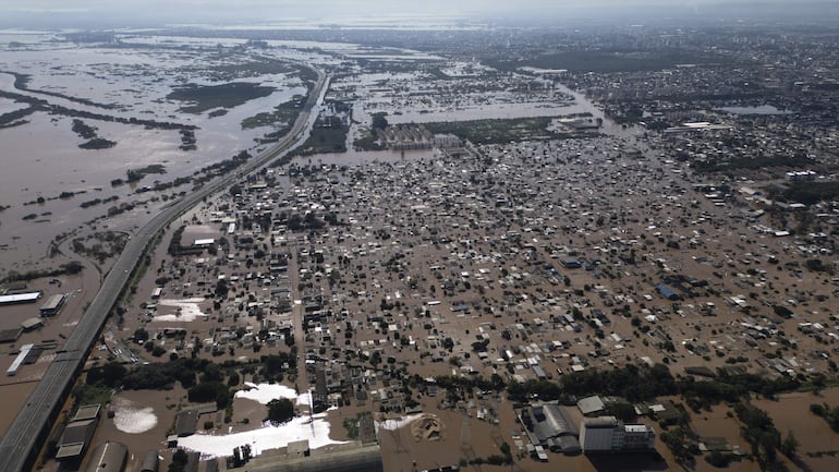 Los habitantes de la ciudad brasileña de Porto Alegre, capital del estado de Rio Grande do Sul, lamentaron una "situación de guerra" y un impacto económico "incalculable".