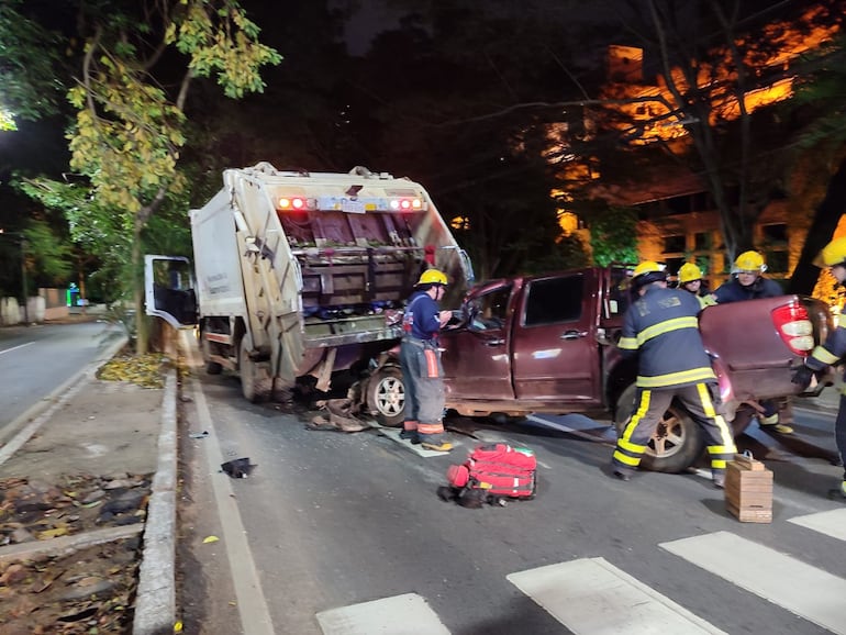 Un joven a bordo de una camioneta chocó contra un camión recolector de basuras esta madrugada, sobre la avenida Mariscal López.