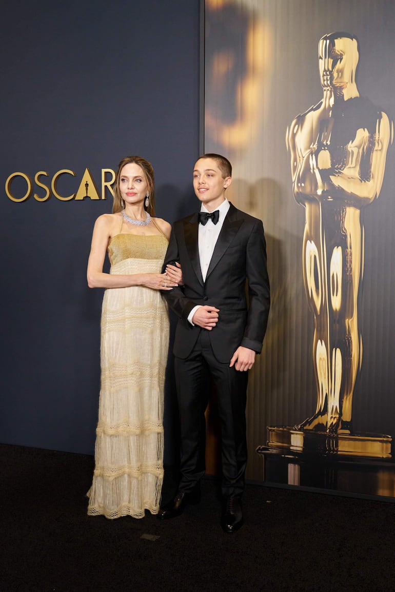 Así de elegantes llegaron madre e hijo a la 15ª edición anual de los Governors Awards de la Academia de Artes y Ciencias Cinematográficas en el Ray Dolby Ballroom. (EFE/EPA/ALLISON DINNER)
