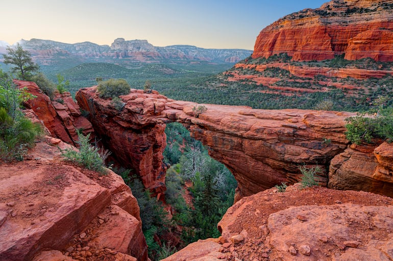 Puente del Diablo al atardecer. Sedona, Arizona, Estados Unidos.