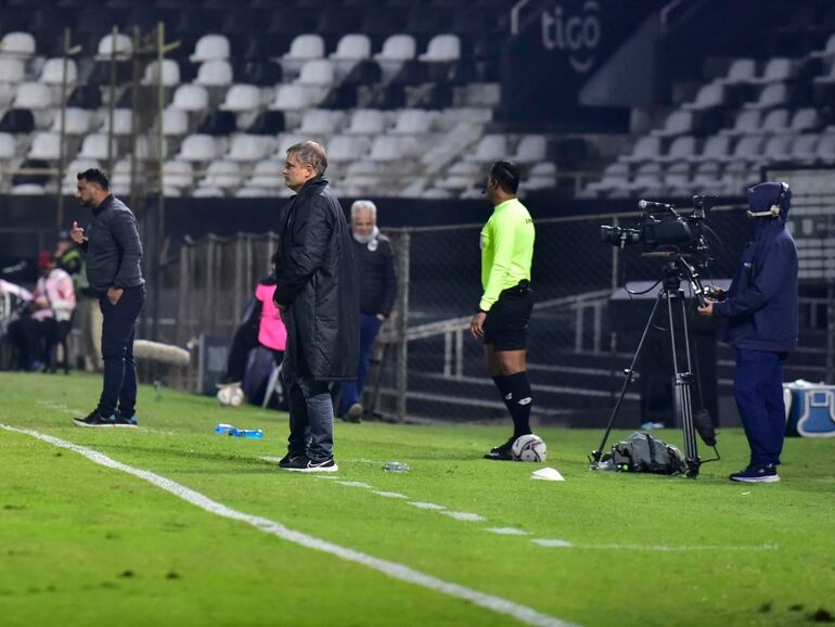 El uruguayo Diego Aguirre, entrenador de Olimpia, en el partido contra Sportivo San Lorenzo por la Fase 3 de la Copa Paraguay en el estadio Manuel Ferreira, en Asunción.