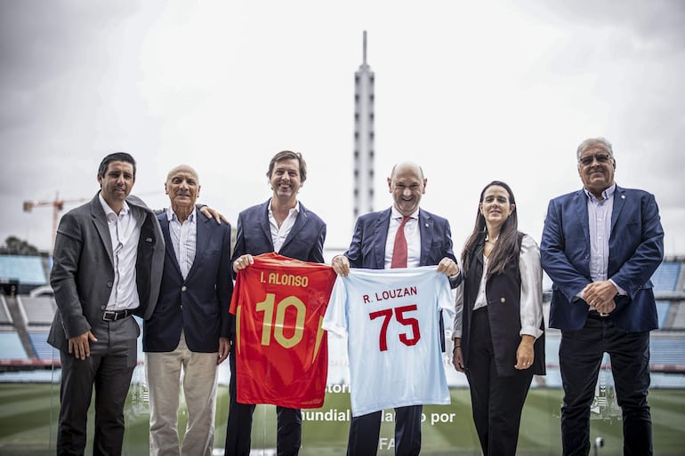 El presidente de la RFEF, Rafael Louzán (c-d), y su homólogo de la Asociación Uruguaya de Fútbol, Ignacio Alonso Labat (c-i), posan el lunes, en Montevideo (Uruguay).