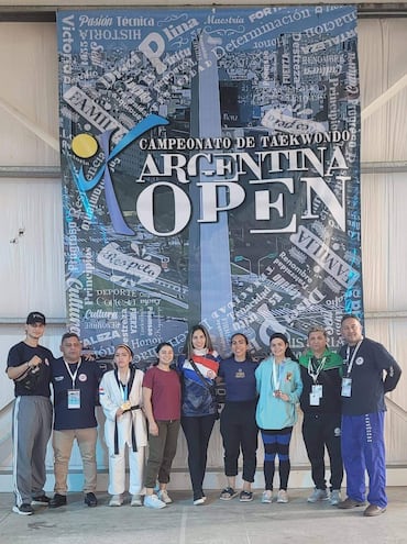 Parte de la delegación paraguaya y los atletas con sus respectivas preseas conquistadas en el Mundial G1 en Argentina.