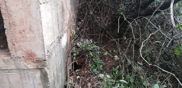 En la cabecera del puente se observan dos buracos profundos que estarían debilitando la estructura del puente.