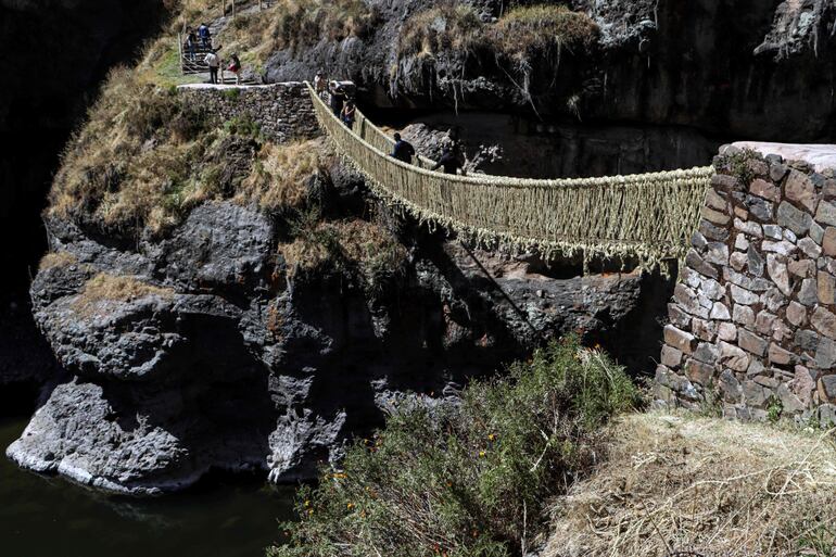 El puente colgante Q'eswachaka cerca de Huinchiri, en Cusco.