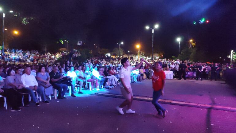 Las familias presentes en el festival disfrutaron de las propuestas musicales bailando.