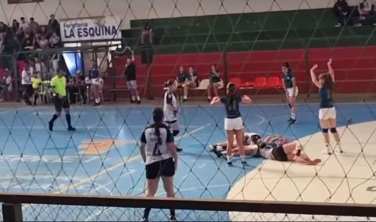 Momento del choque en las jugadoras de las cuales una de ellas resultó víctima fatal.