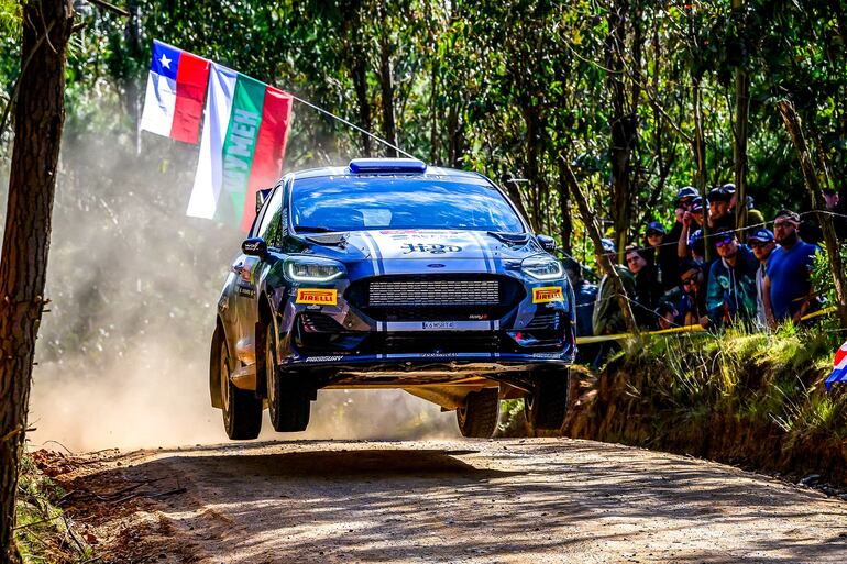 Nuestro compatriota Diego Domínguez Bejarano (24 años) y el español Rogelio Peñate (45), a bordo del Ford Fiesta Rally3,  están a una etapa de coronarse como los campeones de la categoría WRC3.