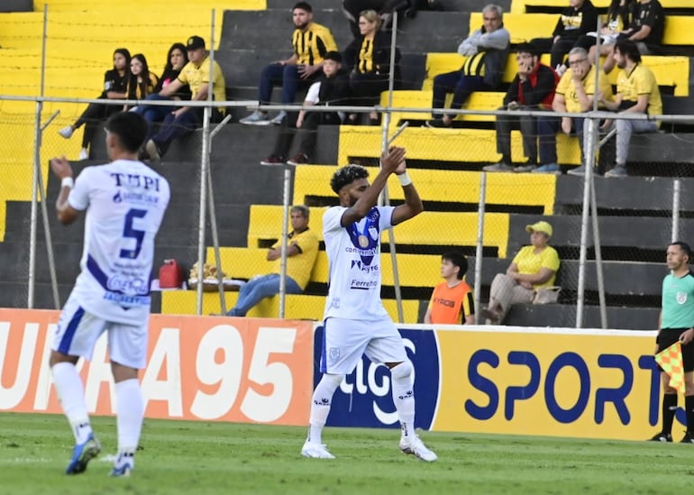 Alejandro Samudio, jugador de Ameliano, celebra su tanto ante Guaraní en Dos Bocas.