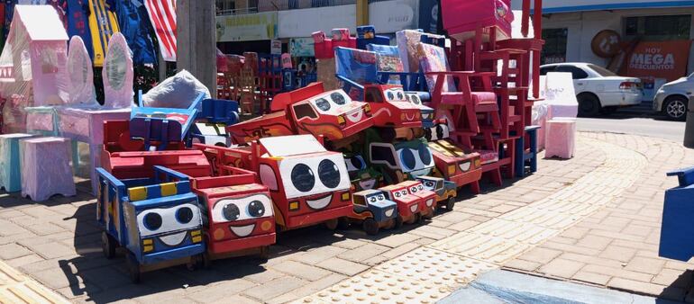 Carritos de madera como una opción de regalo para los reyes magos.