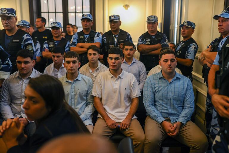 Fotografía que muestra los imputados por el crimen de Fernando Báez Sosa durante una audiencia hoy en Dolores (Argentina). Un tribunal de Argentina condenó este lunes a prisión perpetua a 5 de los ocho jóvenes acusados de asesinar el 18 de enero de 2020 a Fernando Báez Sosa, de 18 años, a la salida de una discoteca, un caso que conmocionó a la opinión pública en Argentina y en Paraguay, de donde son originarios sus padres.