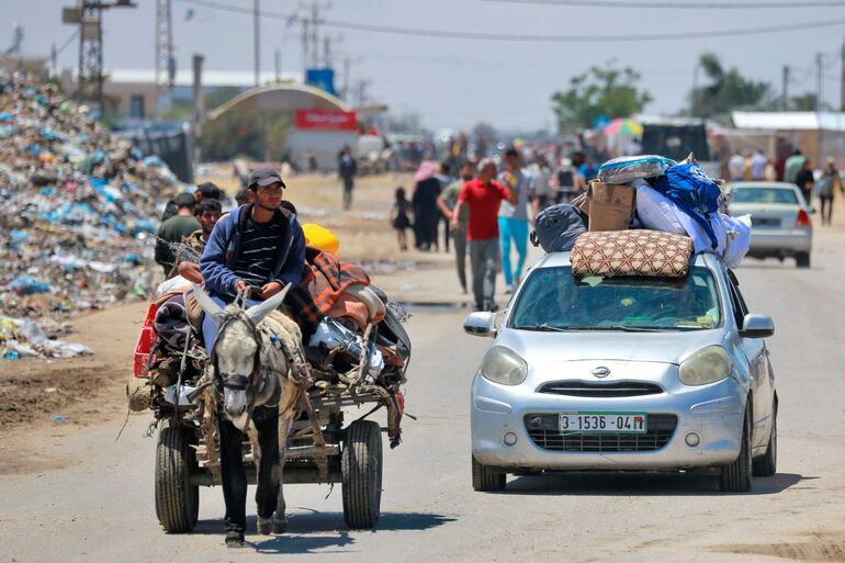 Los palestinos partieron con sus pertenencias desde Rafah, en el sur de la Franja de Gaza, tras una orden de evacuación del ejército israelí, llegan a Khan Yunis este lunes, en medio del conflicto en curso entre Israel y el movimiento palestino Hamas. 