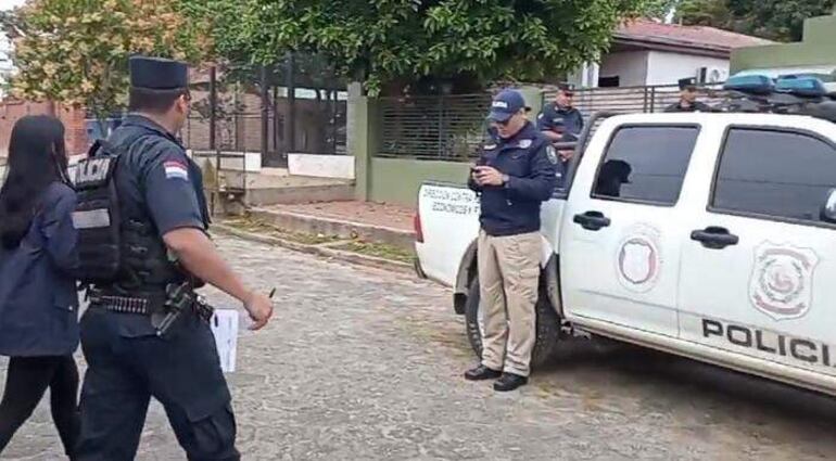 La comitiva fiscal y policial hizo un allanamiento en la ciudad de Pilar.