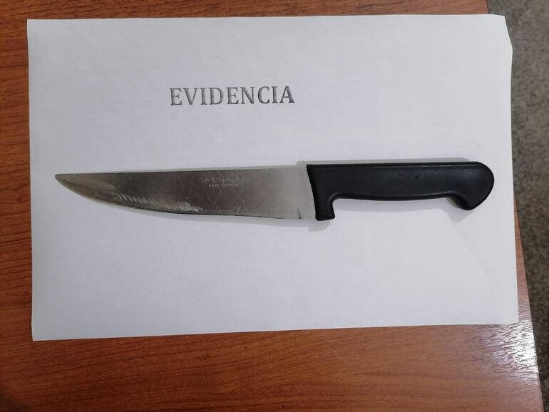 Cuchillo incautado durante el procedimiento.