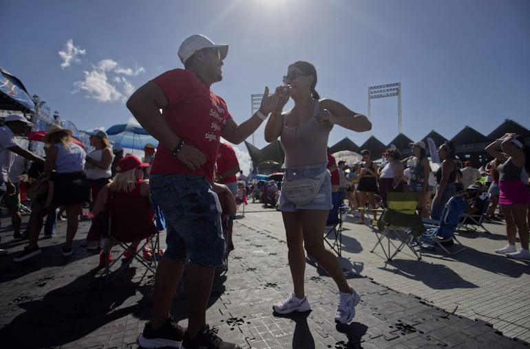 Espectadores asisten a un concierto durante el 40 aniversario del Día Nacional de la Salsa, este domingo en el Estadio Hiram Bithorn, en San Juan (Puerto Rico).