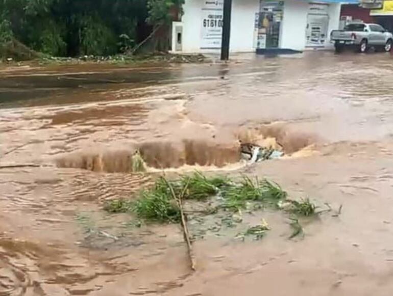 Gran parte de Limpio y alrededores quedaron anegados ayer;  las calles se convirtieron  en ríos.