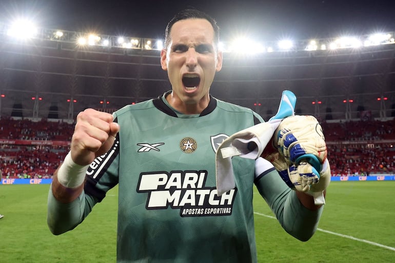 El paraguayo Roberto Jr. Fernández, futbolista de Botafogo, celebra la victoria sobre Internacional por la fecha 37 de la Serie A en el estadio Beira-Río, en Porto Alegre, Brasil.