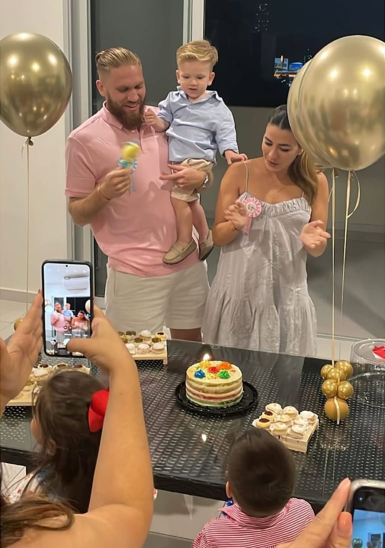 ¡Doble festejo! Isidro Pitta celebró el cumpleaños de Tathi Velázquez y juntos anunciaron que se viene otro niño a la familia. (Captura de la historia de Instagram de Tathi Velázquez)