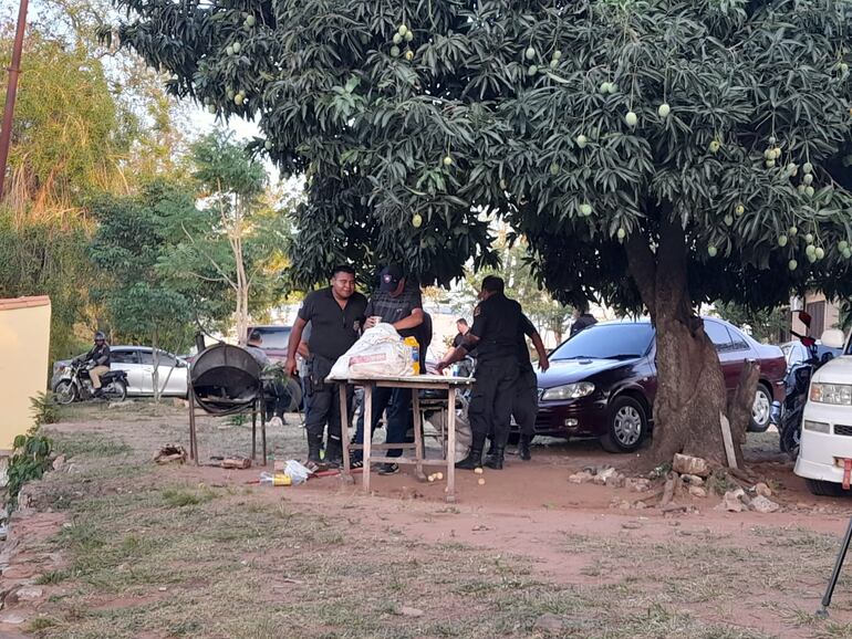 Así se encuentra Tacumbú esta mañana, con relativa calma en los alrededores pero con los guardias sin acceder al recinto penitenciario por temor.