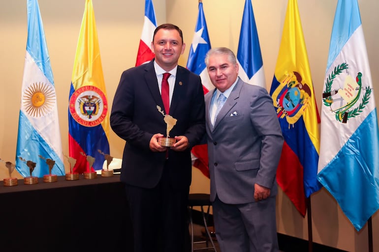 Richard Ramírez, recibe la distinción de la Fundación para el Desarrollo y la Inclusión Social de Gobernador Solidario e Incluyente de Latinoamérica 2024.