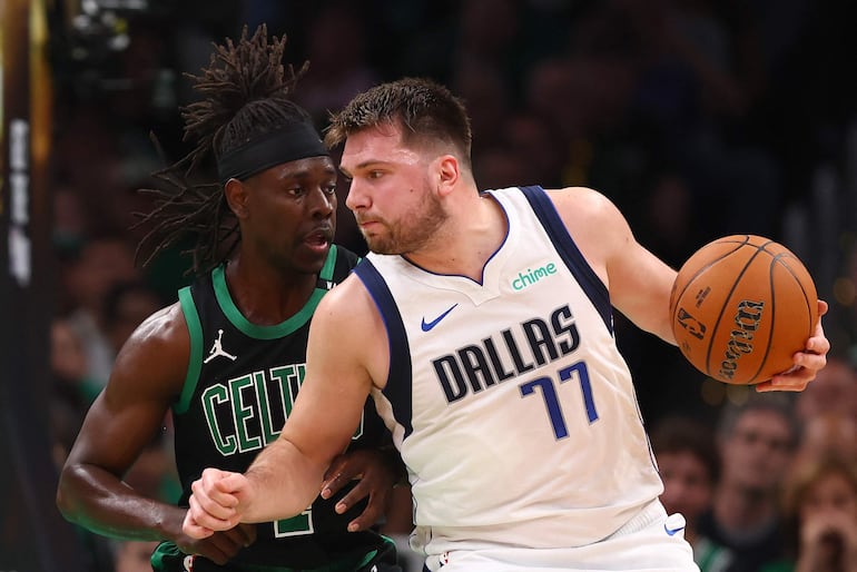 Luka Doncic (Dallas) y  Jrue Holiday (Celtics). Hoy se juega el 3er juego.