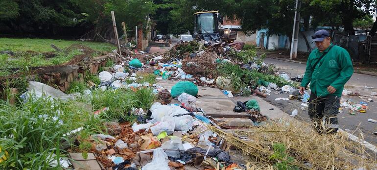 Municipalidad de Lambaré procedió a limpiar vereda en donde se formó un vertedero clandestino. 