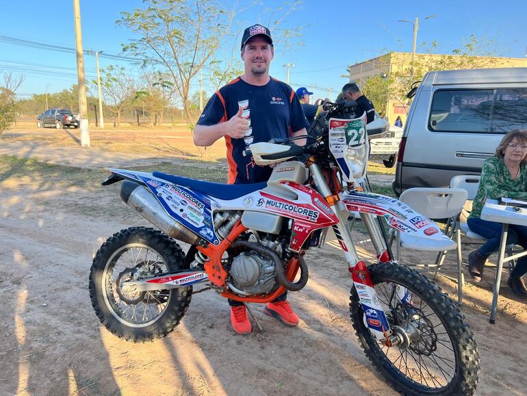 Gido Krahn posa con su moto #22 antes de pasar por las verificaciones. El piloto del Chaco ya está listo para defender el triunfo de 2023.