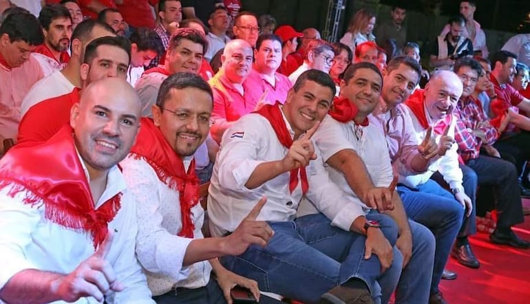 Óscar Rodríguez (primero de la izquierda), candidato a defensor, en el cierre de campaña de Santiago Peña.