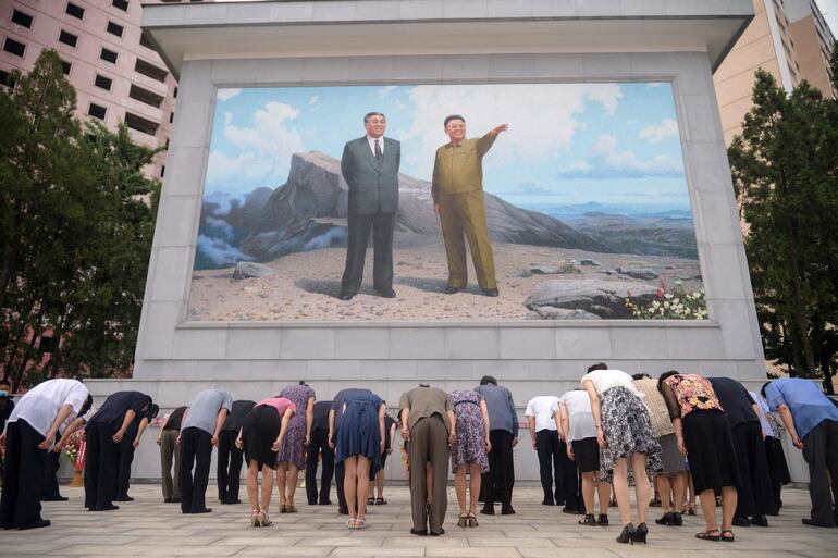 Un mosaico en el que se observa al fallecido líder norcoreano Kim Il Sung y Kim Jong Il, en la avenida Dongmun, distrito de Pyongyang.