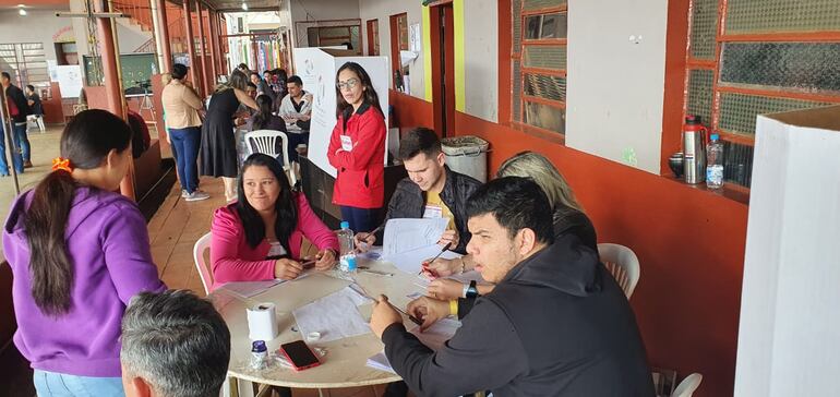 Un intenso movimiento de electores se reporta este domingo en el colegio electoral de la ANR en Santa Rita.