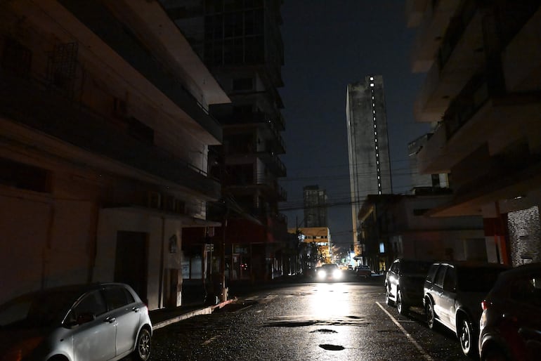 Imagen de archivo de uno de los tantos corte de energía registrados los días pasados, se ve la calle Yegros hacia la bahía, desde Herrera, solo con las luces de los vehículos.