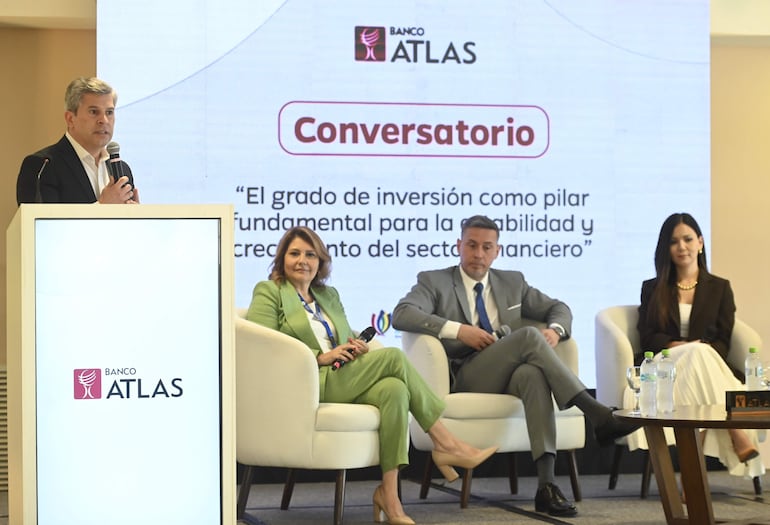 Hernando Lesme, gerente general del Banco Atlas, durante la apertura del conversatorio sobre "Grado de inversión" que contó con la participación de Lizzie Kennedy, country manager de Nestlé Paraguay, Gustavo Rivas, gerente general de Atlas Inversiones y Patricia Goto, Coordinadora de Inteligencia de Negocios de Banco Atlas.