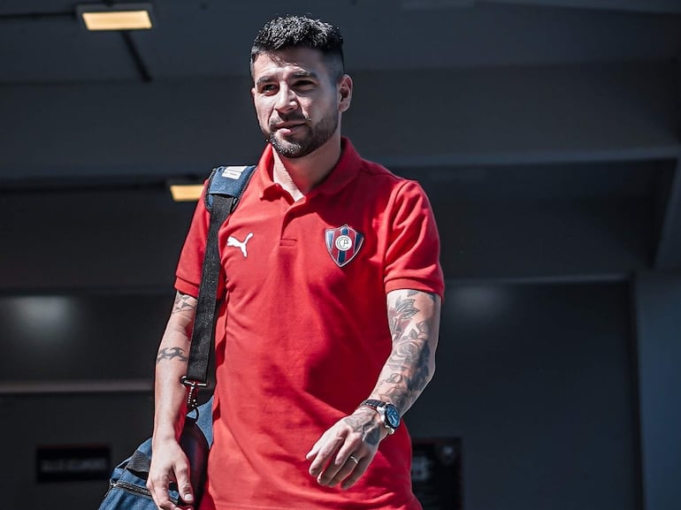 El argentino Gabriel Báez, futbolista de Cerro Porteño, dejando la concentración en La Nueva Olla.