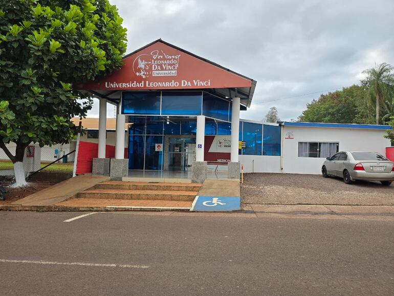 Fachada de la universidad privada Da Vinci de Saltos del Guairá, atacado por pirómanos anoche,