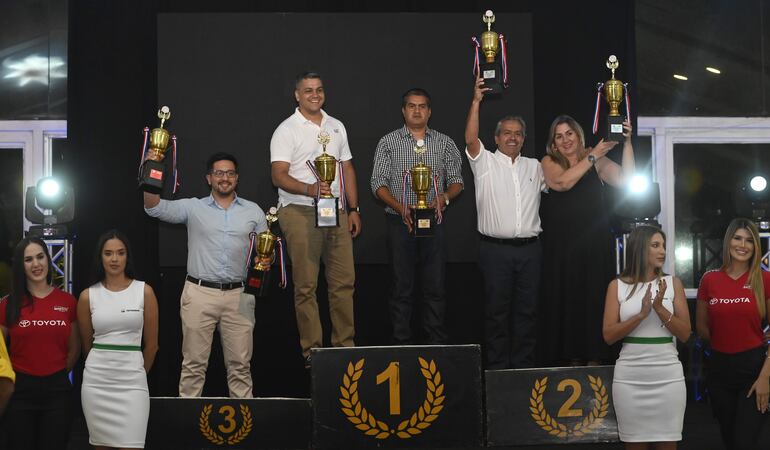 Cristian Vargas y Jorge Campuzano (centro) festejan el campeonato de la RC2N.