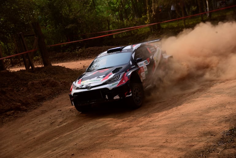 Alejandro Galanti y Marcelo Toyotoshi, con el Toyota GR Yaris Rally2, son los primeros líderes del Petrobras Rally del Paraguay, cumplida la primera especial entre Puerto Samuhu a Yerbatera San Miguel.