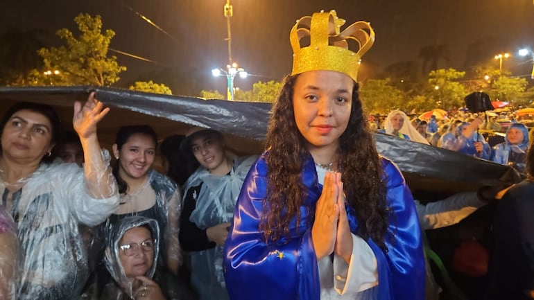 Lucía Guadalupe Da Silva, celebra sus 15 ofrendando su cabello a la Virgen de Caacupé.