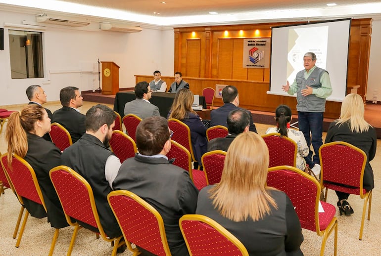 Reunión informativa en la Justicia Electoral con los apoderados de las listas que presentan candidatos que pugnan para integrar el Consejo de la Magistratura.