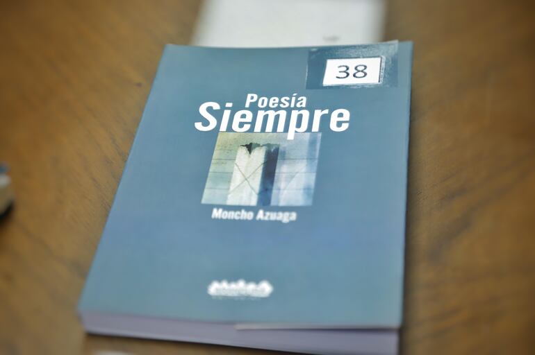 Portada del libro "Poesía siempre", de Moncho Azuaga, que fue elegido como ganador del Premio Nacional de Literatura.