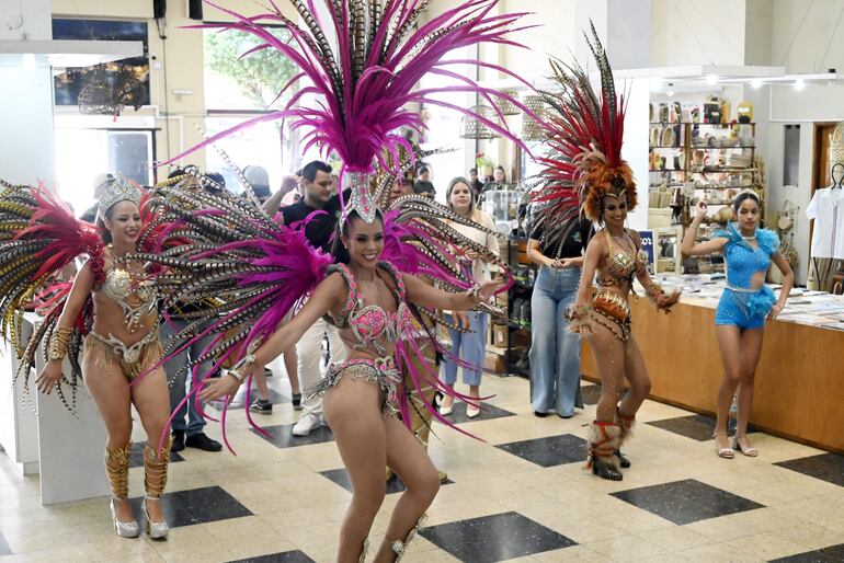 El colorido del Carnaval Guaireño se hizo presente ayer en Turista Róga, el local de la Senatur en el centro de Asunción.