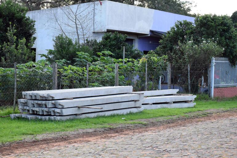 Estos materiales de construcciones fueron dejados en la zona urbana por temor a robo.