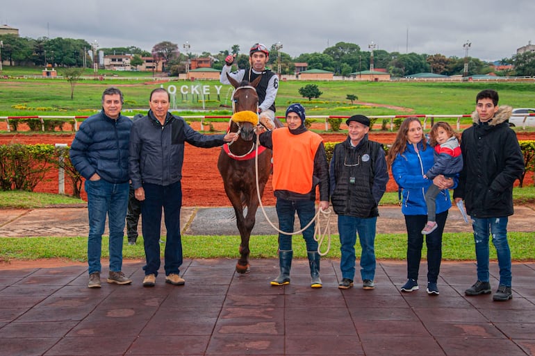 Sensacional con la monta de Arnaldo Portillo, en el pesaje con la gente del stud J.C.