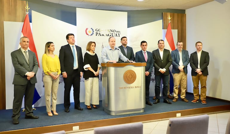 Conferencia de prensa del Equipo Económico del Poder Ejecutivo en Mburuvicharoga.