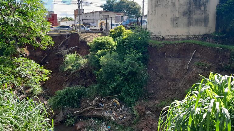 Esta construcción ya se encuentra al borde del barranco, con más erosiones en el lugar caerá al arroyo, denunció la propietaria, Clara Cáceres.